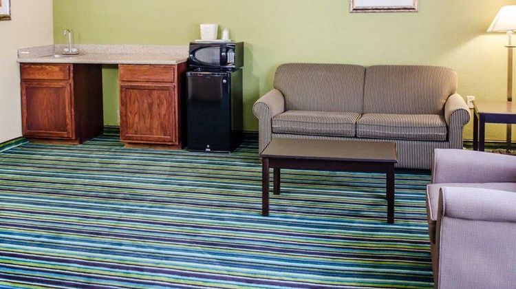 Quality Inn & Suites Suite