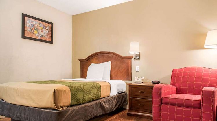 Econo Lodge Airport Room