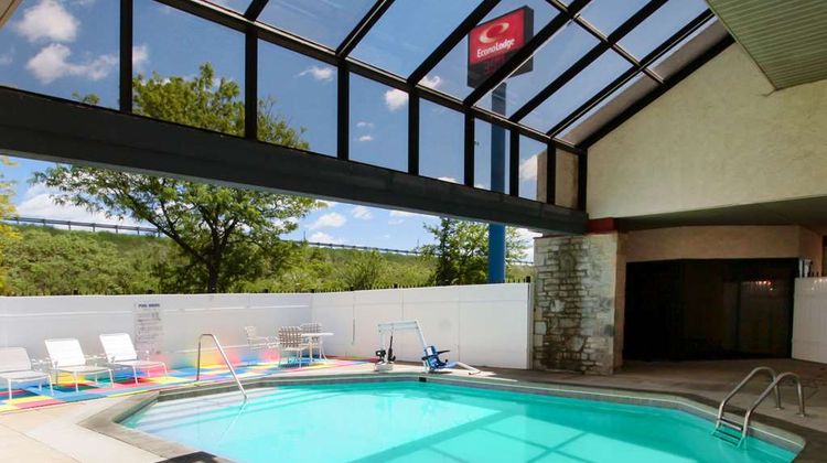 Econo Lodge Airport Pool