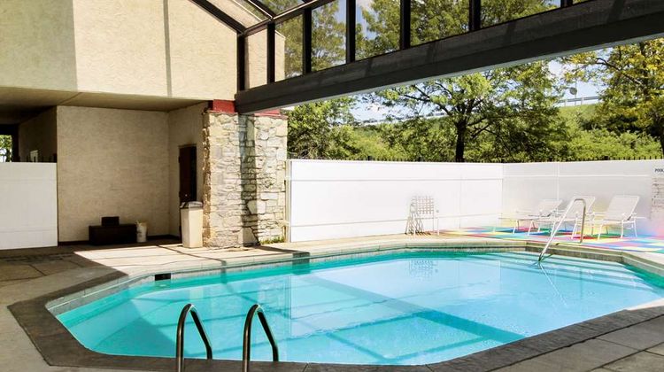 Econo Lodge Airport Pool