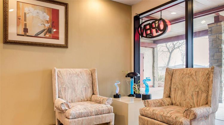 Econo Lodge Airport Lobby