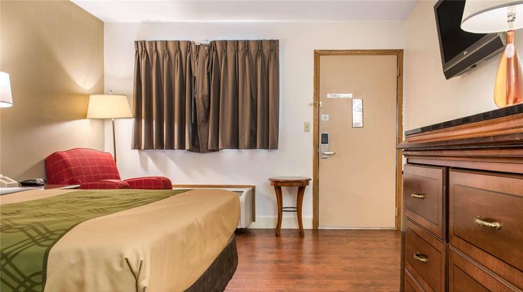 Econo Lodge Airport Room