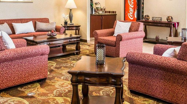 <b>Quality Inn Holland Lobby</b>. Images powered by <a href="https://iceportal.shijigroup.com/" title="IcePortal" target="_blank">IcePortal</a>.