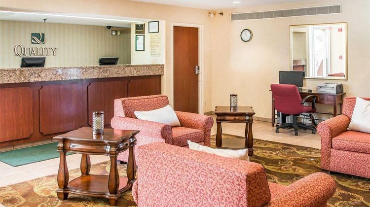 Quality Inn Holland Lobby