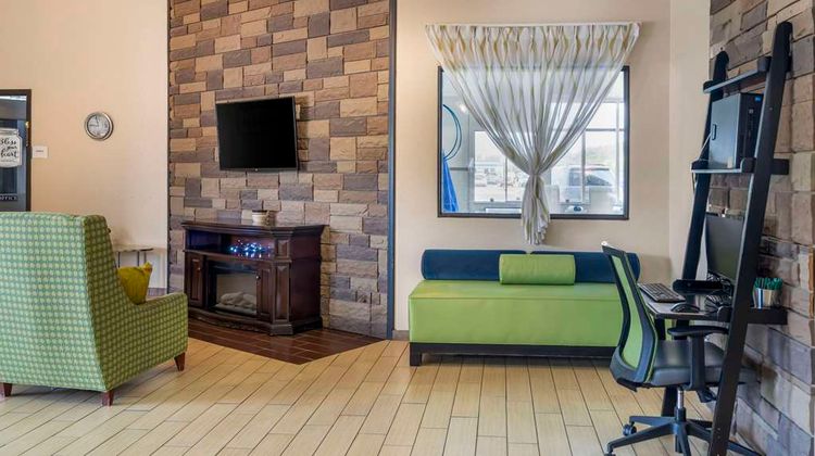 Quality Inn & Suites Delaware Lobby