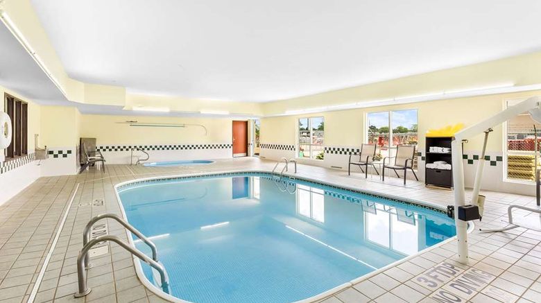 <b>Comfort Inn Marion Pool</b>. Images powered by <a href="https://iceportal.shijigroup.com/" title="IcePortal" target="_blank">IcePortal</a>.