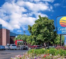 Comfort Inn Hall of Fame Exterior