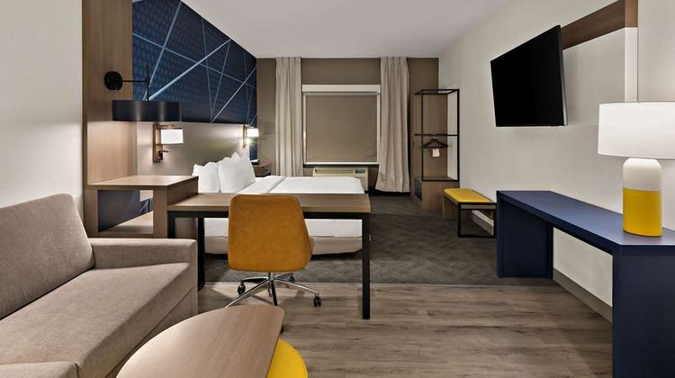 Comfort Suites East Broad at 270 Suite