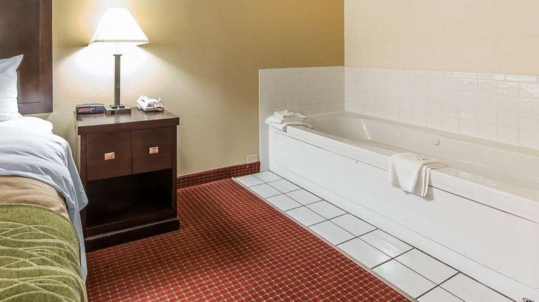 <b>Quality Inn & Suites Portsmouth Room</b>. Images powered by <a href="https://iceportal.shijigroup.com/" title="IcePortal" target="_blank">IcePortal</a>.