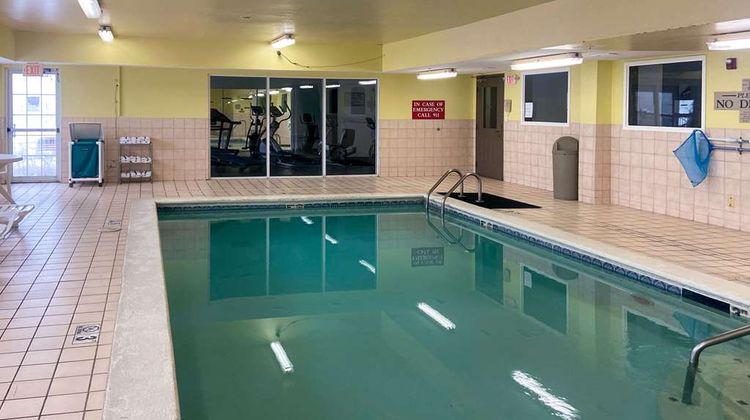 Quality Inn & Suites Pool