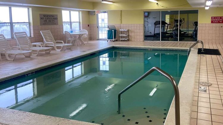 Quality Inn & Suites Pool