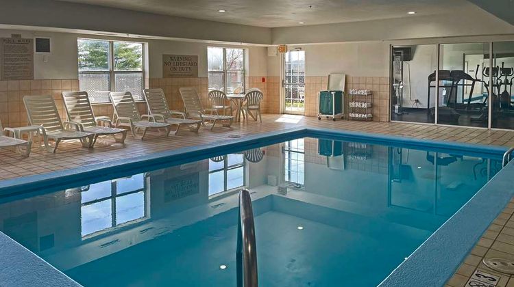 Quality Inn & Suites Pool
