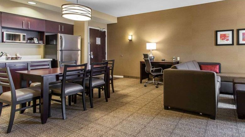 <b>Comfort Suites Youngstown Suite</b>. Images powered by <a href="https://iceportal.shijigroup.com/" title="IcePortal" target="_blank">IcePortal</a>.