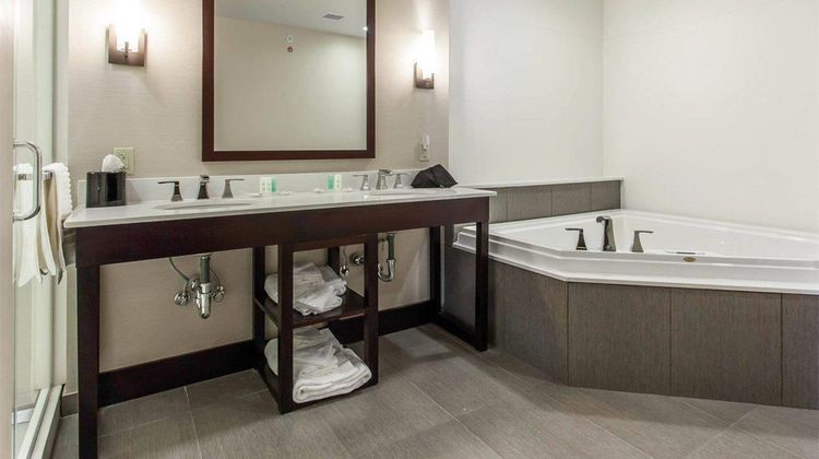 Comfort Suites Youngstown Suite