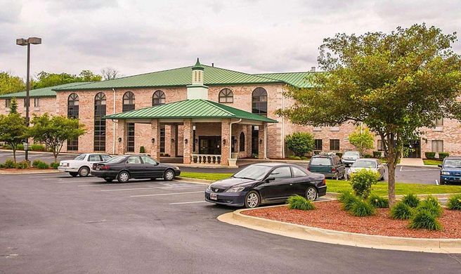 Quality Inn & Suites Forest Park Exterior
