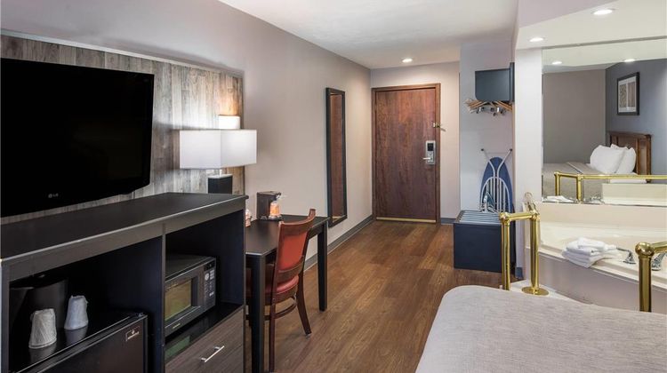 Quality Inn & Suites Forest Park Suite