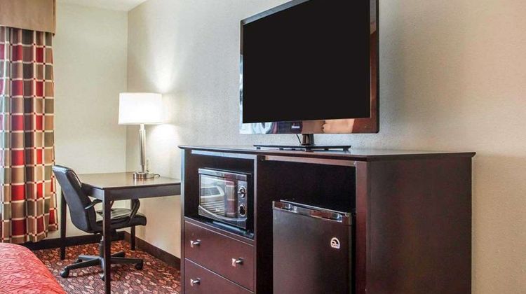 Quality Inn & Suites Room