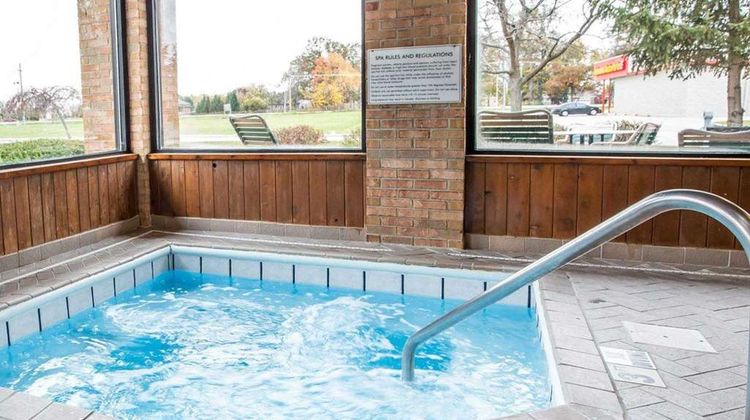 Quality Inn & Suites Pool