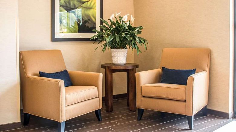 <b>Comfort Suites Hartville Lobby</b>. Images powered by <a href="https://iceportal.shijigroup.com/" title="IcePortal" target="_blank">IcePortal</a>.