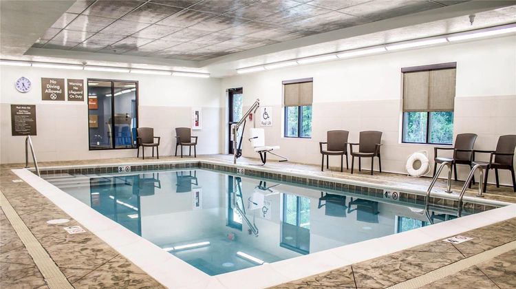 Comfort Suites Hartville Pool