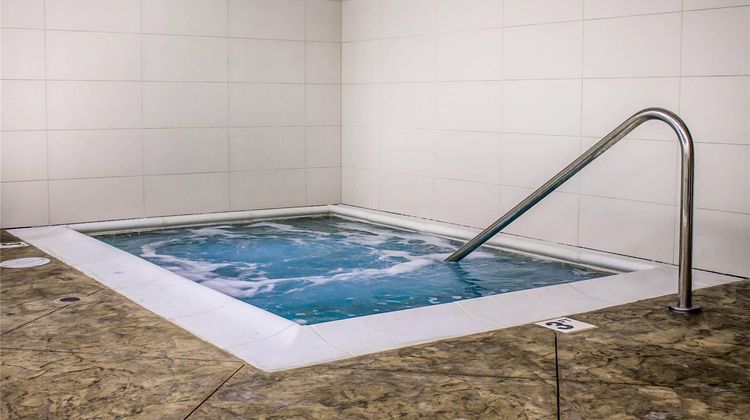 Comfort Suites Hartville Pool