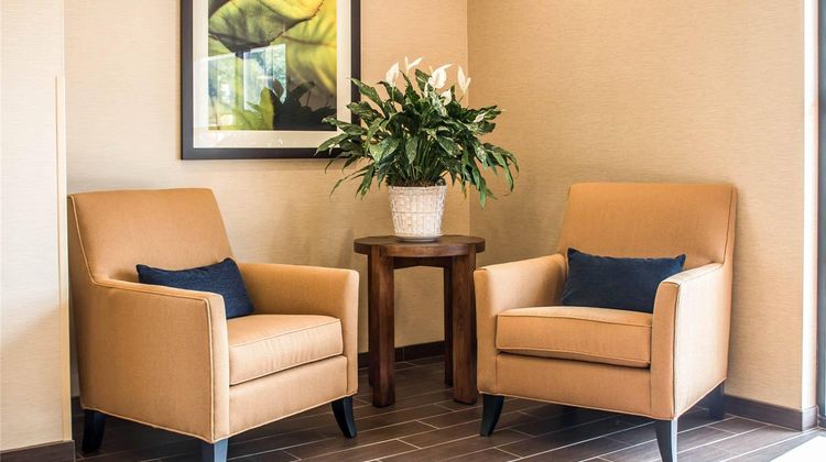Comfort Suites Hartville Lobby