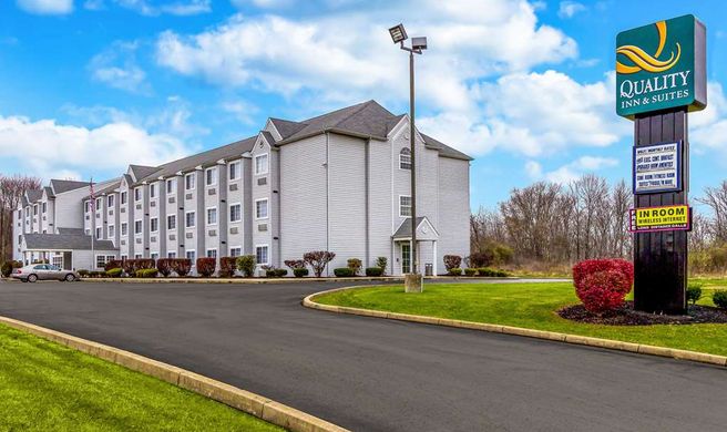 Quality Inn & Suites North Lima Exterior
