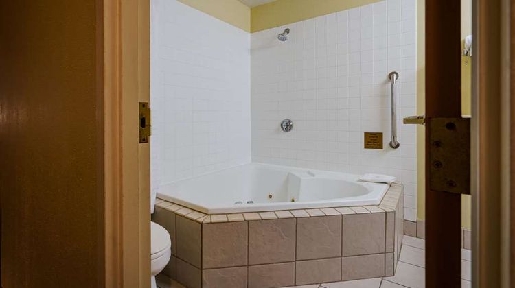 Quality Inn West Chester Pool