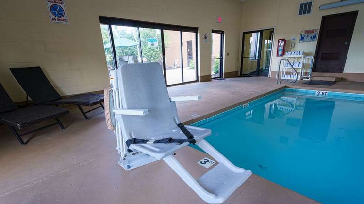 Quality Inn West Chester Pool