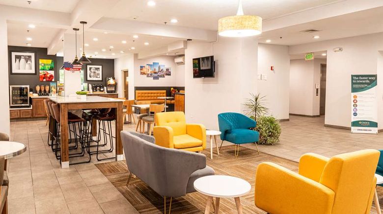<b>Quality Inn and Suites Lobby</b>. Images powered by <a href="https://iceportal.shijigroup.com/" title="IcePortal" target="_blank">IcePortal</a>.