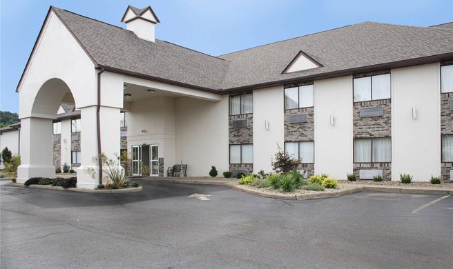 Schoenbrunn Inn & Conference Center Exterior