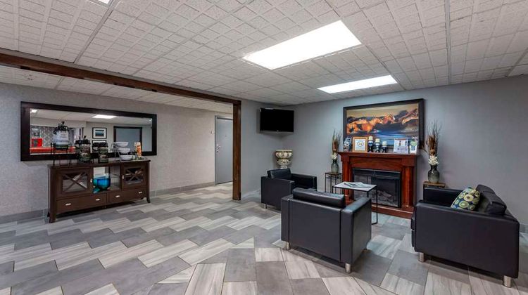 Quality Inn Youngstown Lobby