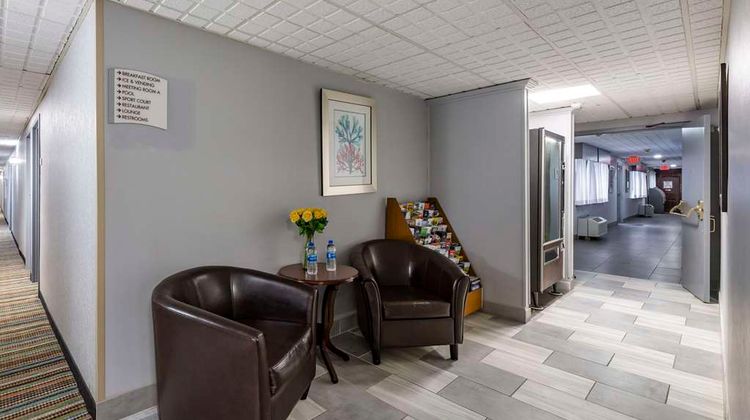 Quality Inn Youngstown Lobby