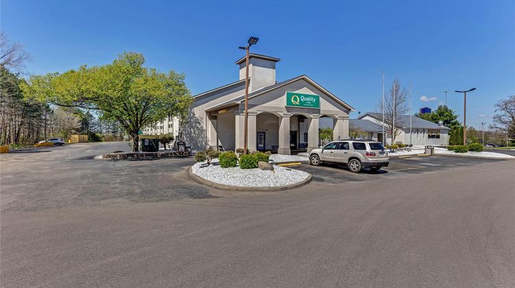 Quality Inn Youngstown Exterior