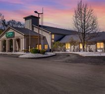Quality Inn Youngstown Exterior