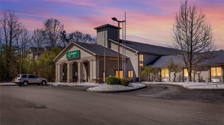 Quality Inn Youngstown Exterior