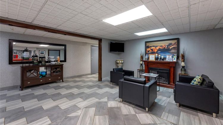 Quality Inn Youngstown Lobby