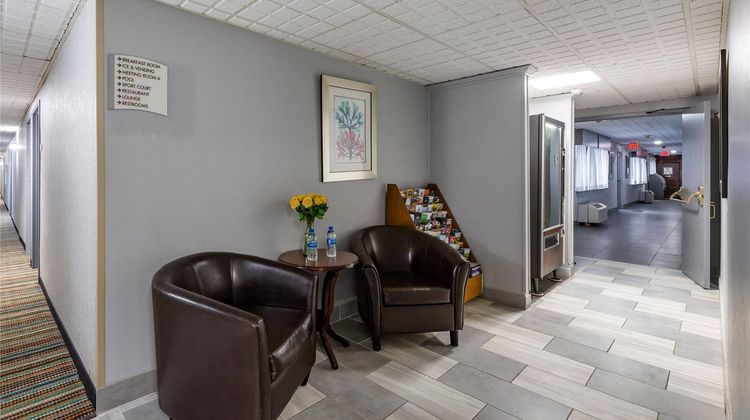 Quality Inn Youngstown Lobby