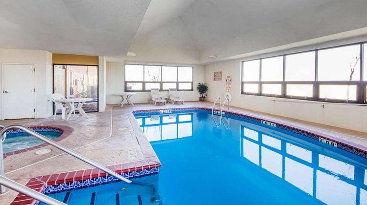 Quality Inn & Suites Pryor Pool