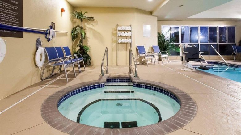 <b>Comfort Suites Tulsa Central Pool</b>. Images powered by <a href="https://iceportal.shijigroup.com/" title="IcePortal" target="_blank">IcePortal</a>.
