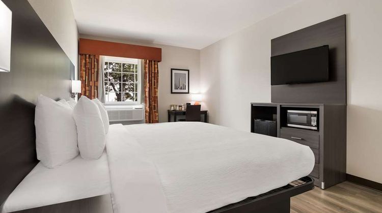 Quality Suites Tulsa Room