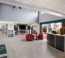 Quality Suites Tulsa Lobby