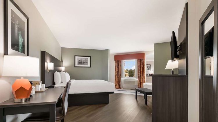 Quality Suites Tulsa Room