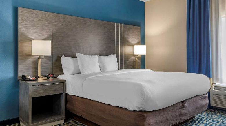 <b>Comfort Inn & Suites Suite</b>. Images powered by <a href="https://iceportal.shijigroup.com/" title="IcePortal" target="_blank">IcePortal</a>.