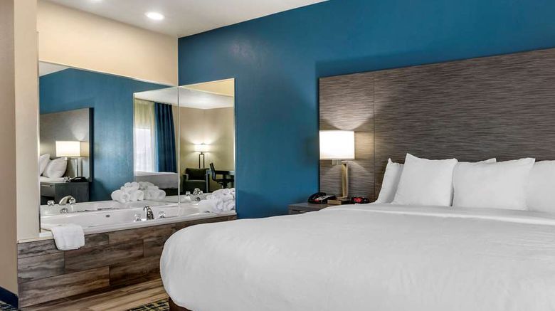 <b>Comfort Inn & Suites Suite</b>. Images powered by <a href="https://iceportal.shijigroup.com/" title="IcePortal" target="_blank">IcePortal</a>.