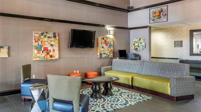 <b>Comfort Inn & Suites Lobby</b>. Images powered by <a href="https://iceportal.shijigroup.com/" title="IcePortal" target="_blank">IcePortal</a>.