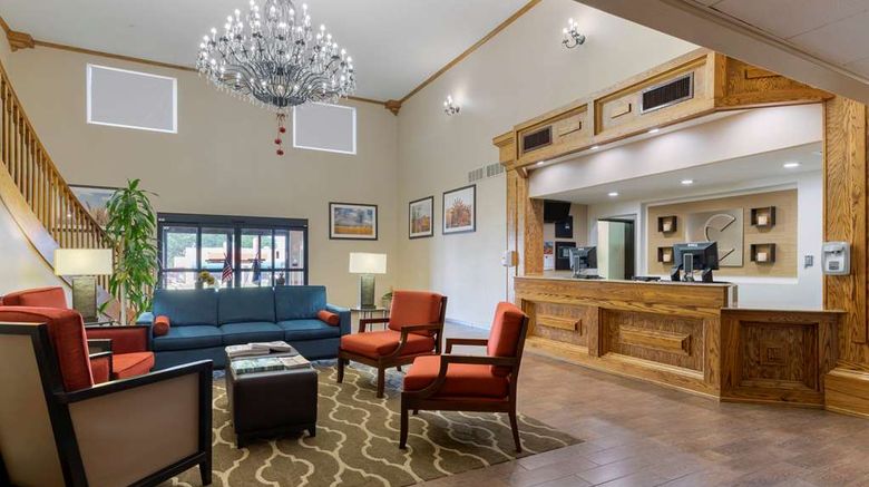 <b>Comfort Inn & Suites Lobby</b>. Images powered by <a href="https://iceportal.shijigroup.com/" title="IcePortal" target="_blank">IcePortal</a>.