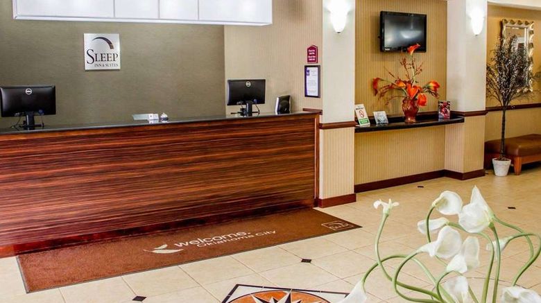 <b>Sleep Inn & Suites Lobby</b>. Images powered by <a href="https://iceportal.shijigroup.com/" title="IcePortal" target="_blank">IcePortal</a>.