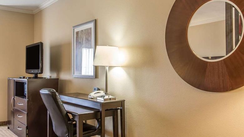 <b>Comfort Suites Suite</b>. Images powered by <a href="https://iceportal.shijigroup.com/" title="IcePortal" target="_blank">IcePortal</a>.
