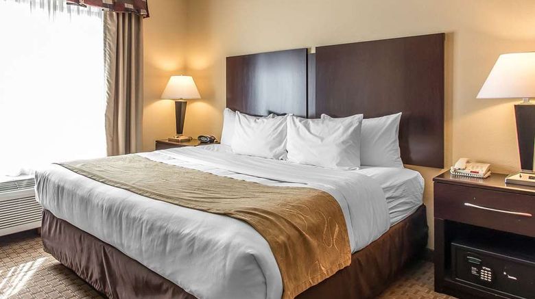 <b>Comfort Suites Suite</b>. Images powered by <a href="https://iceportal.shijigroup.com/" title="IcePortal" target="_blank">IcePortal</a>.
